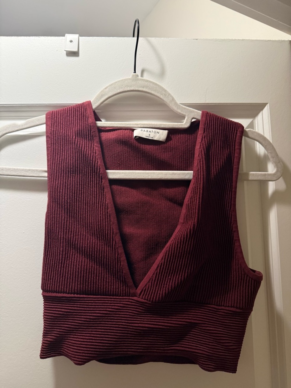 Aritzia Babaton Ribbed V-Neck Tank – Burgundy – Size S